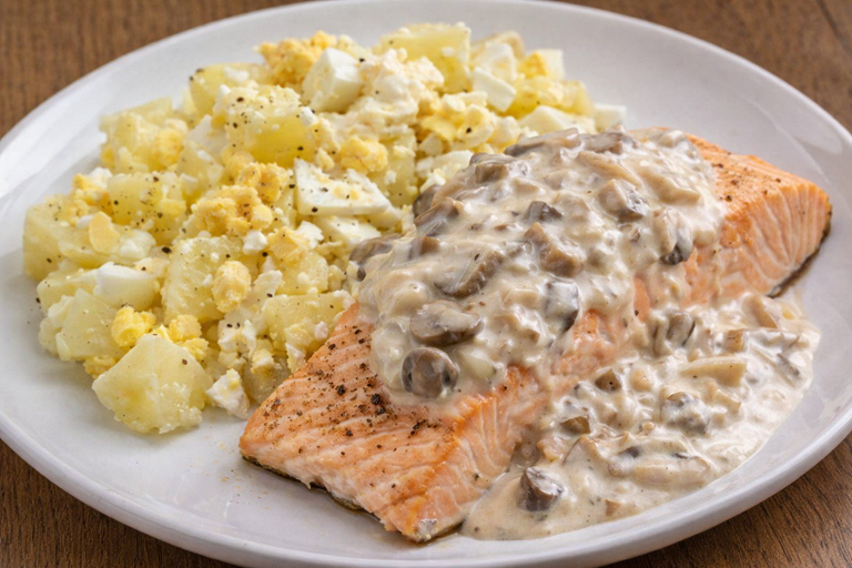 Foto de Salmón al horno con papas, huevo y salsa cremosa de champiñones